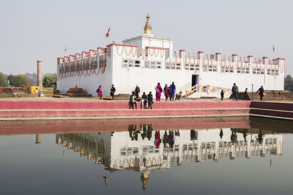 Maya Devi Tempel in Lumbini mit Besuchern und Spiegelung im Wasserbecken