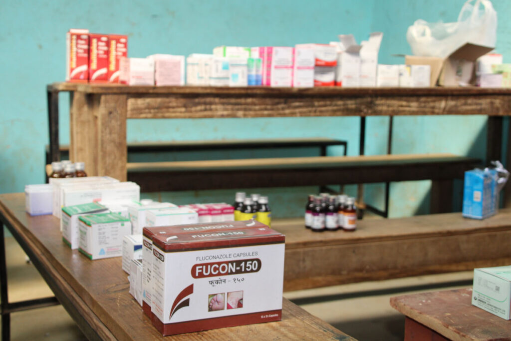 Medikamente und Verpackungen in einer einfachen medizinischen Einrichtung in Nepal