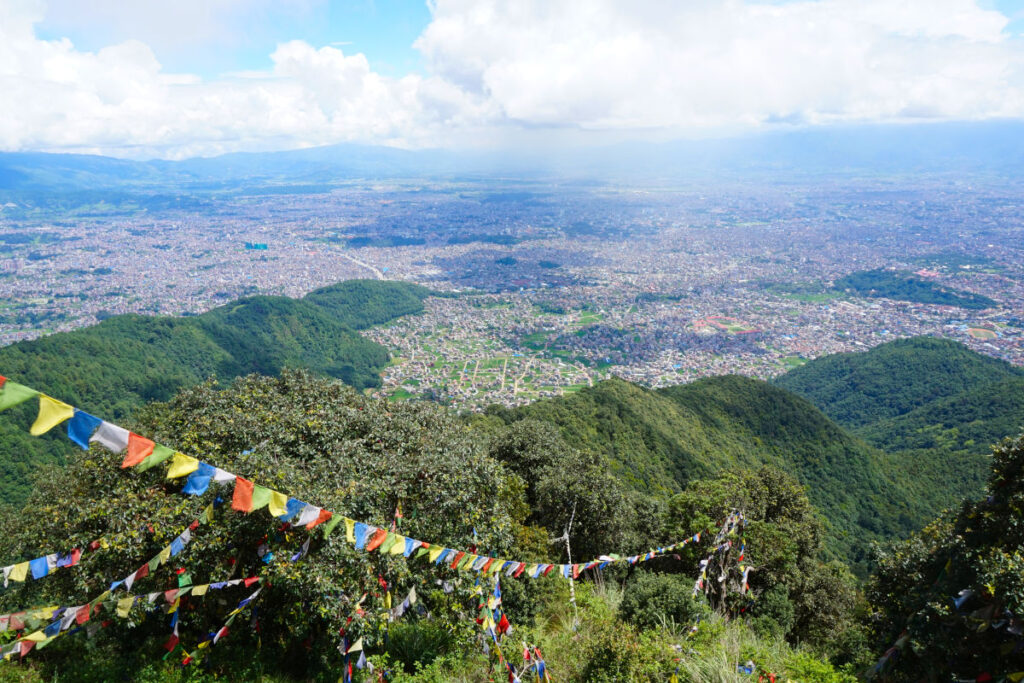 Aussicht vom Nagarjun-Hügel über das Kathmandu-Tal mit Gebetsfahnen