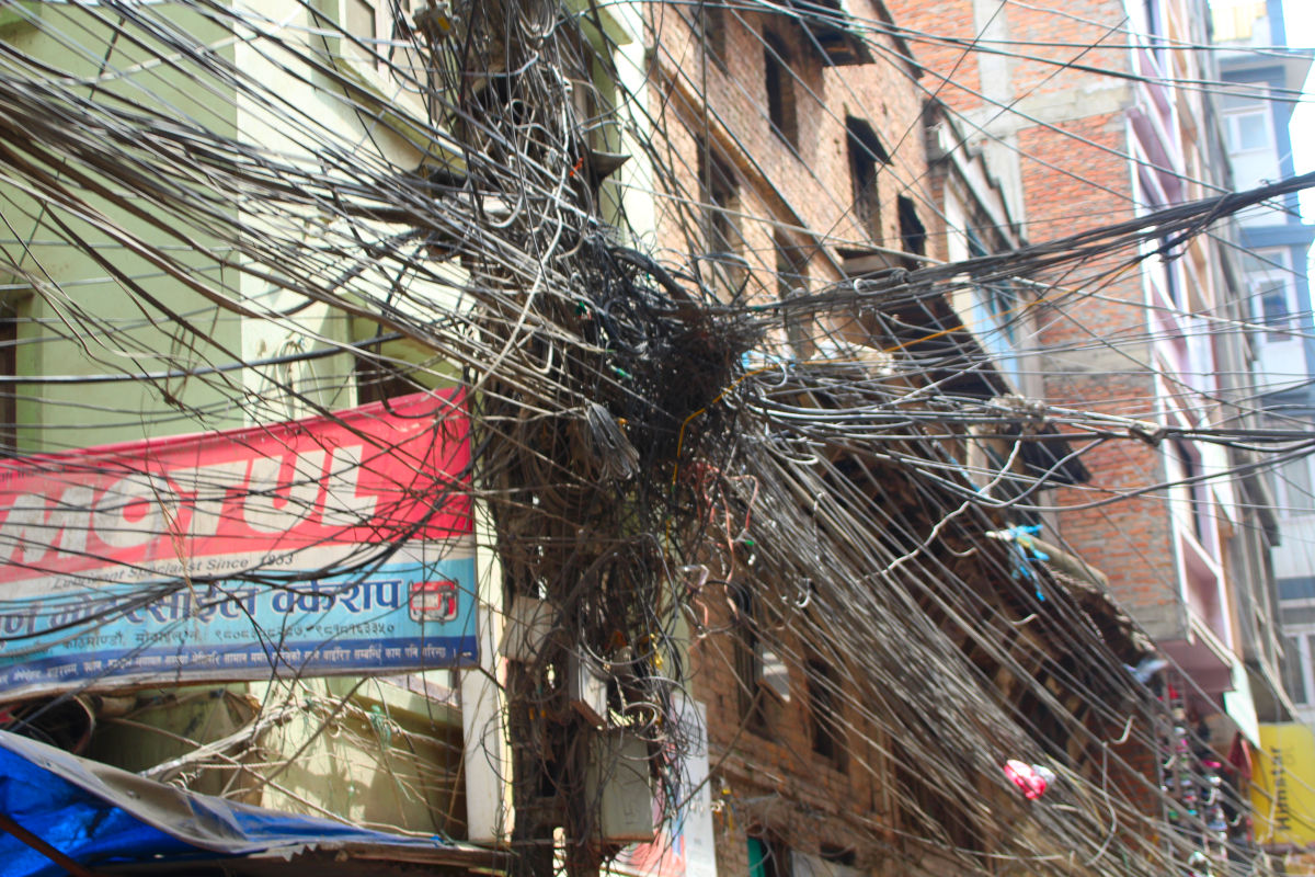 Dichte Strom- und Telefonkabel in einer Straße in Nepal