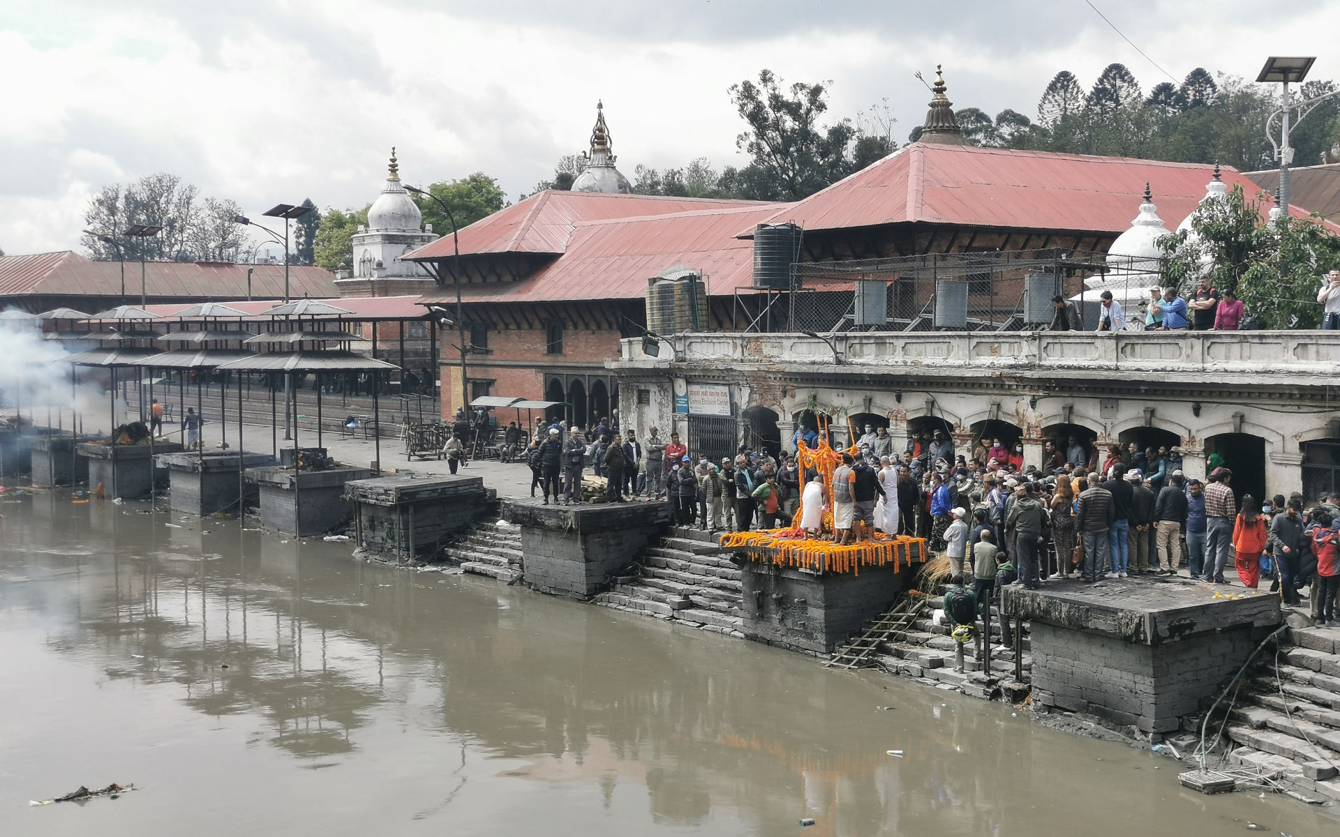 Pashupatinath Tempelanlage mit Ghats und Feuerbestattungen am Bagmati-Fluss