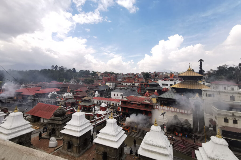 Pashupatinath Tempelanlage mit Ghats und Tempeln am Bagmati-Fluss