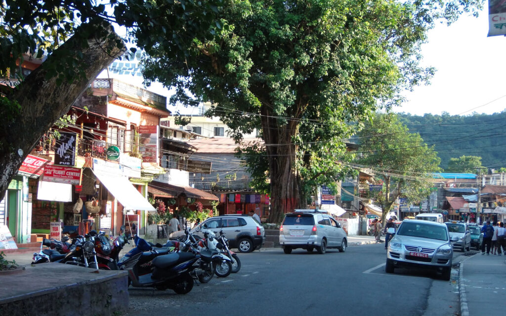 Lakeside Pokhara – Alltag auf der Hauptstraße Straße in Lakeside Pokhara mit Shops, Motorrädern und Restaurants am Tag