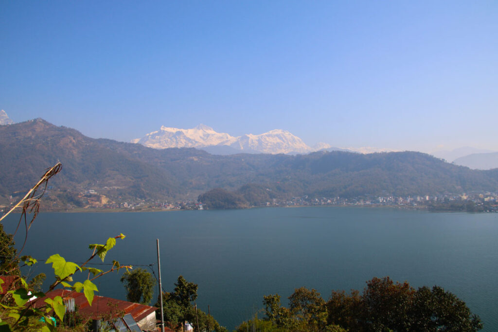 Phewa-See in Pokhara mit Blick auf Hügel und Annapurna-Berge