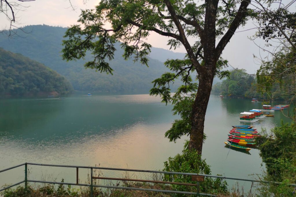 Phewa-See in Pokhara mit Booten und dunstiger Sommerstimmung
