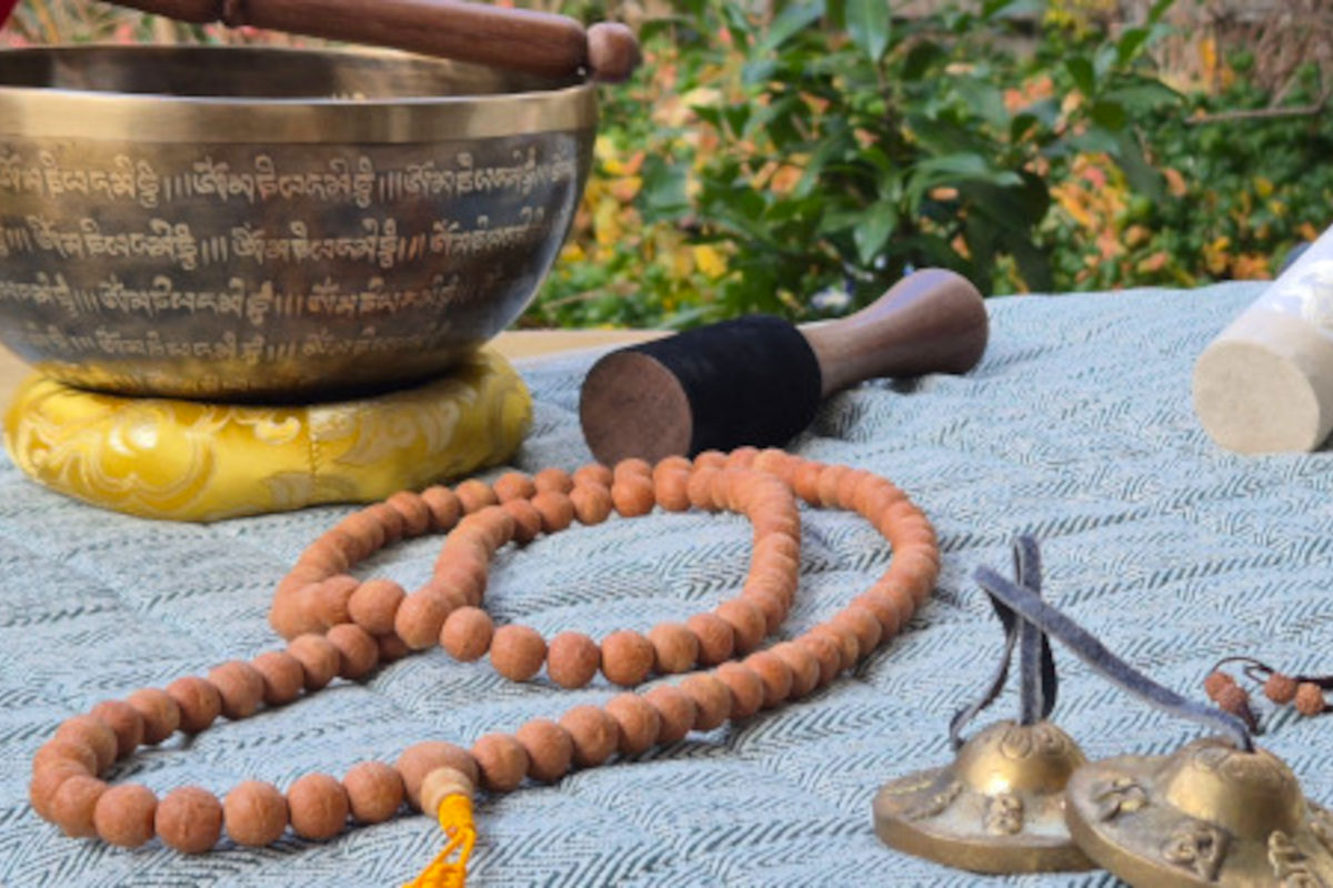Klangschale, Mala-Kette und Zimbeln – traditionelle handgefertigte Produkte aus Nepal