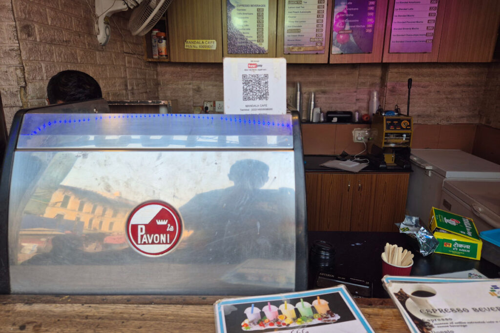 QR-Zahlung in einem Café in Nepal QR-Code zur mobilen Bezahlung in einem Café in Nepal