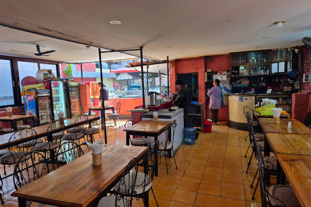Restaurant in Nepal – Bezahlen und Trinkgeld Einfaches Restaurant in Nepal mit Sitzplätzen und Theke