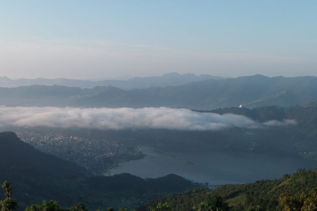 Talblick von Sarangkot auf Pokhara und den Phewa-See mit morgendlichem Nebel