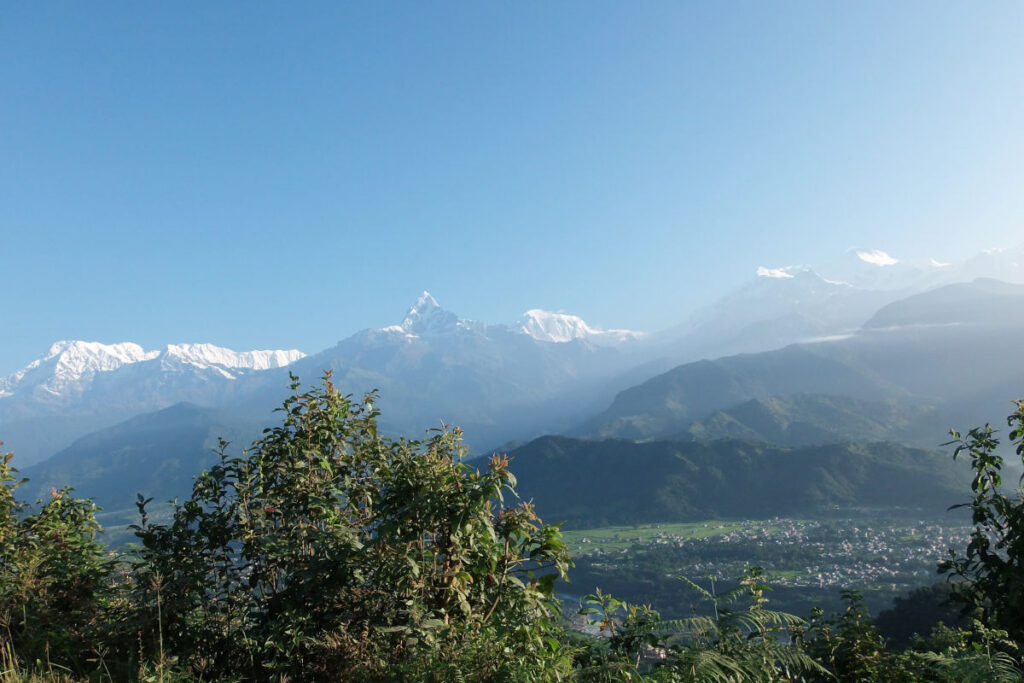 Blick von Sarangkot auf den Himalaya bei klarer Herbstsicht in Nepal
