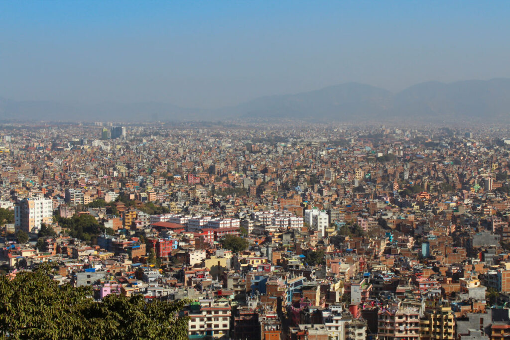 Blick vom Swayambhunath Stupa über das dicht bebaute Kathmandu-Tal