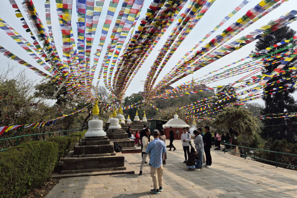 Gebetsfahnen über einem Weg in der Tempelanlage von Swayambhunath
