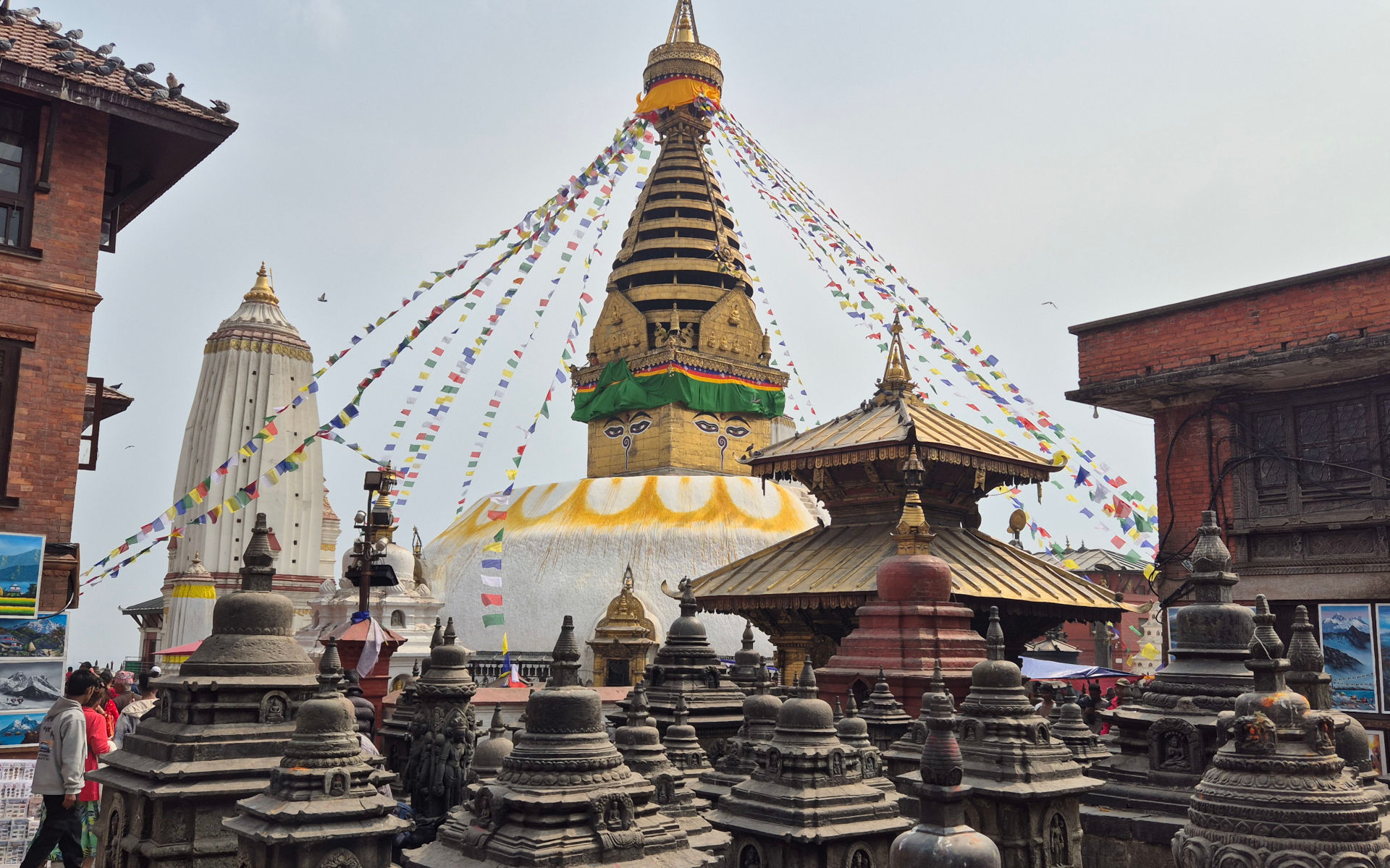 Swayambhunath Stupa mit Gebetsfahnen und Tempelanlage in Kathmandu