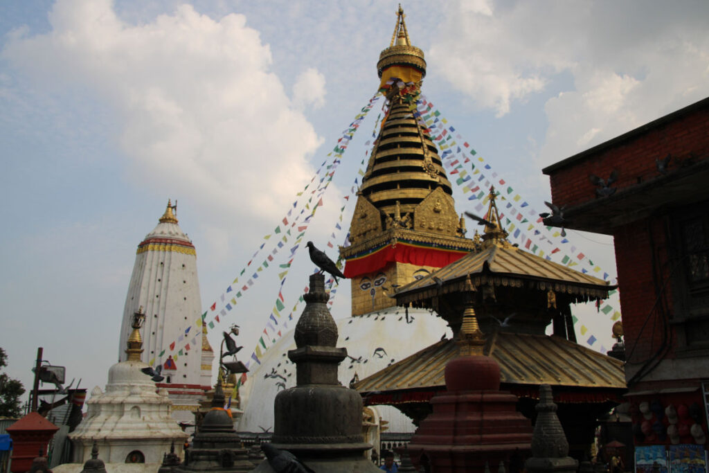 Swayambhunath Stupa in Kathmandu mit Gebetsfahnen und Tempelanlage