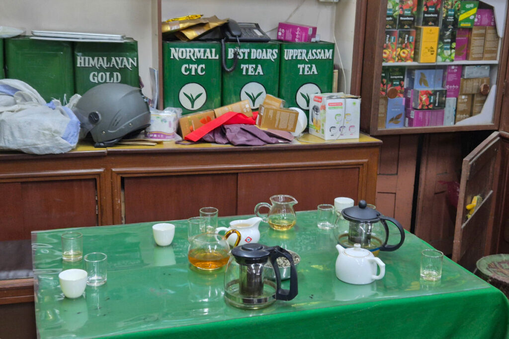Teetasting bei Produzenten in Nepal | meinNepal Teeverkostung bei einem Teeproduzenten in Nepal während eines persönlichen Besuchs