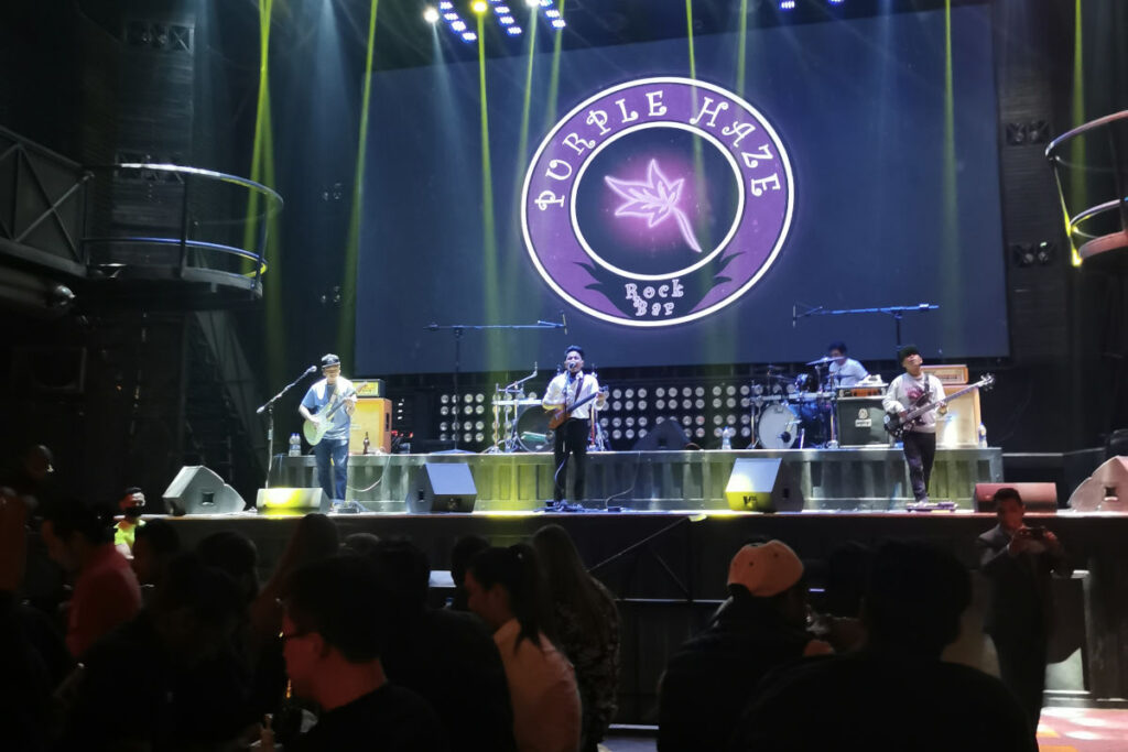 Live-Band in einer Bar in Thamel mit Publikum am Abend