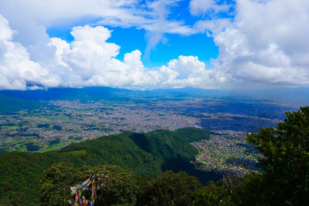 Aussicht vom Shivapuri-Gebiet über das Kathmandu-Tal mit Stadt und Hügeln