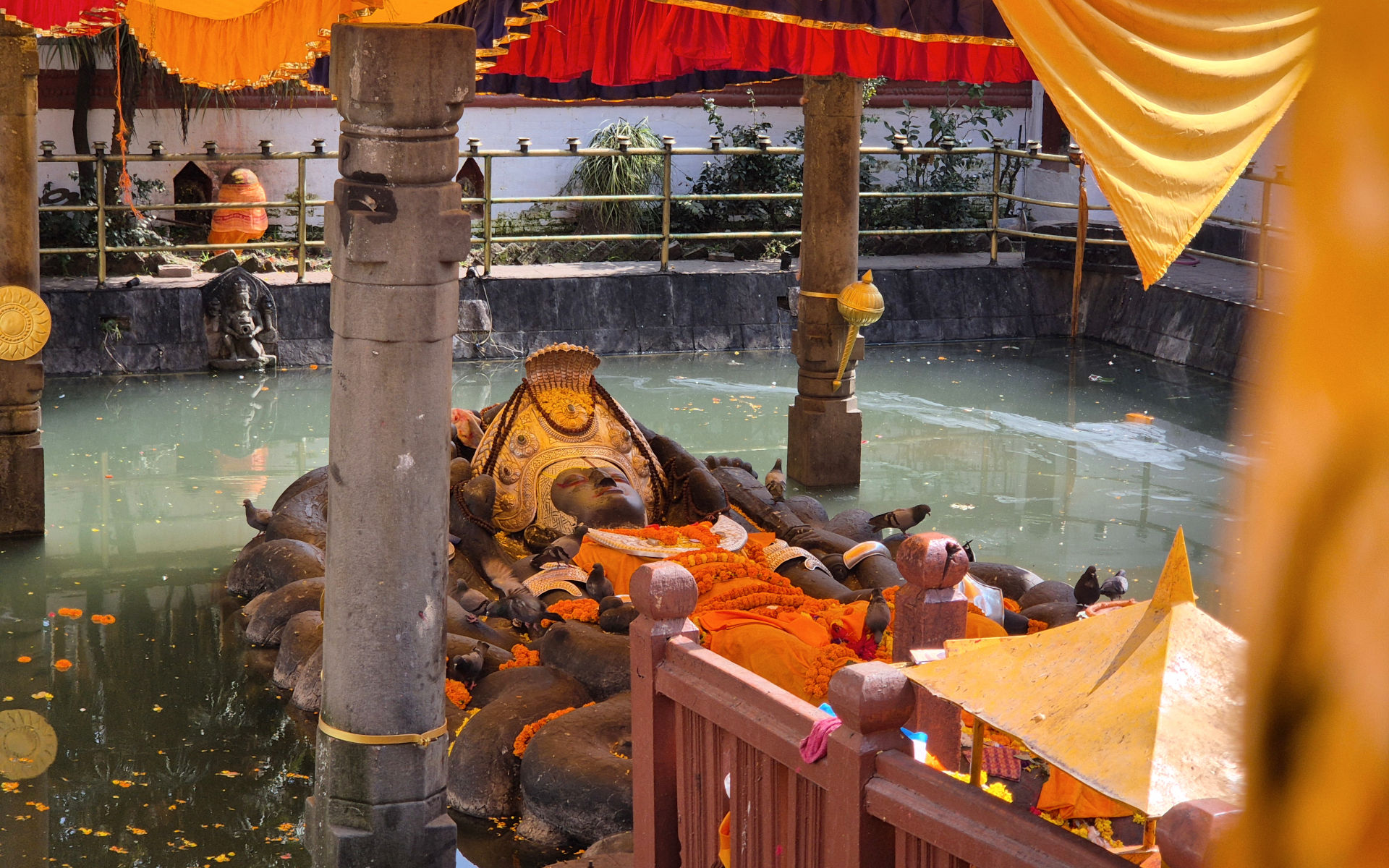 Liegende Vishnu-Statue im Budhanilkantha-Tempel in Nepal