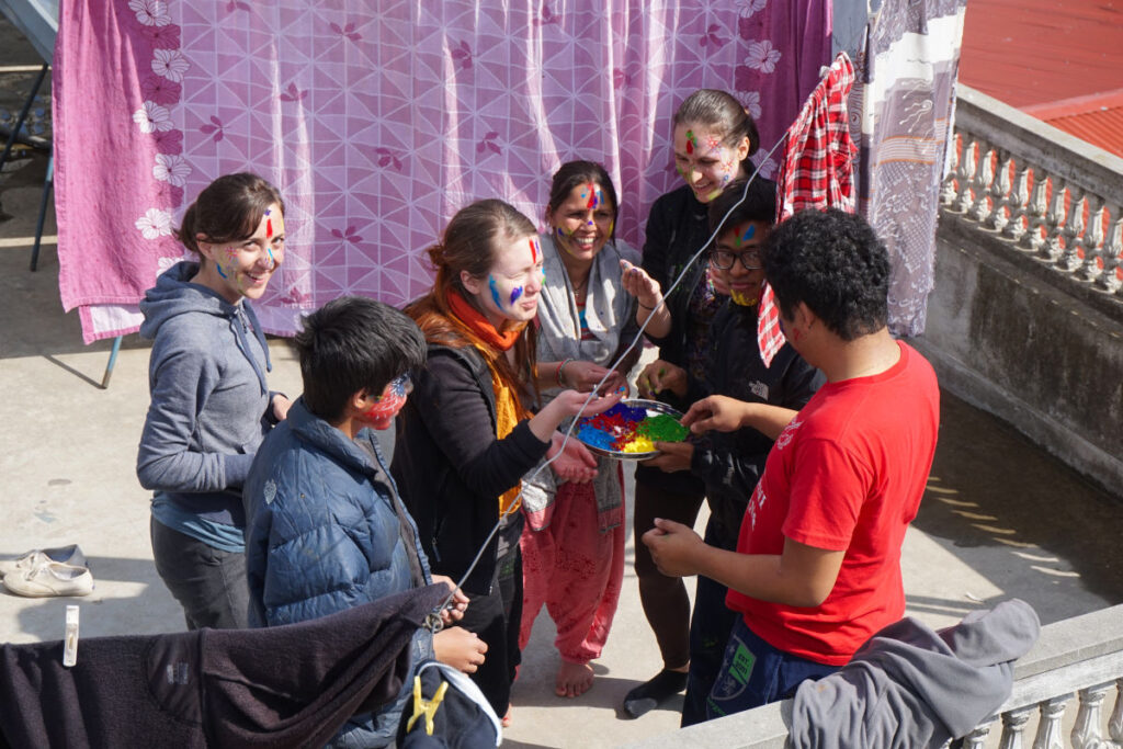 Gemeinsame Momente im Alltag in Nepal Gruppe von Menschen erlebt gemeinsam einen Moment im Alltag in Nepal