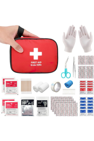 Kleines Erste-Hilfe-Set mit Verbandsmaterial und Notfallausrüstung für Reisen und Trekking