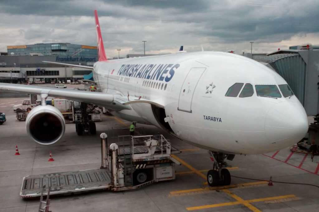 Turkish Airlines Flugzeug in Frankfurt – Verbindungen vergleichen Turkish Airlines Flugzeug am Flughafen Frankfurt vor dem Abflug nach Nepal