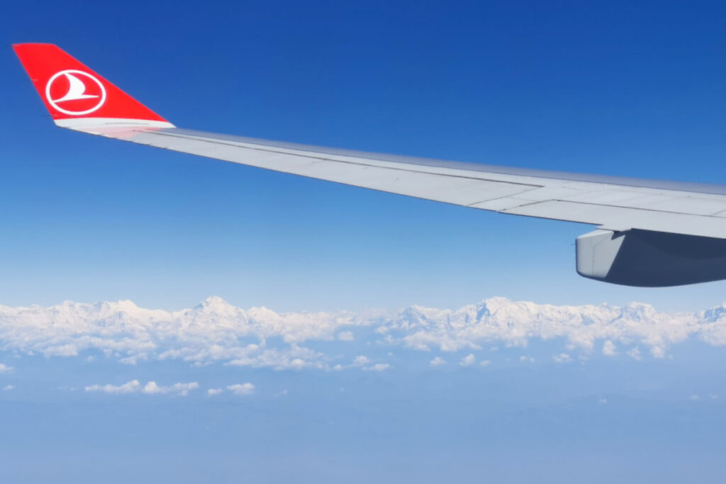 Anflug auf den Himalaya – der Moment vor Nepal Blick aus dem Flugzeug auf den Himalaya während des Flugs nach Nepal