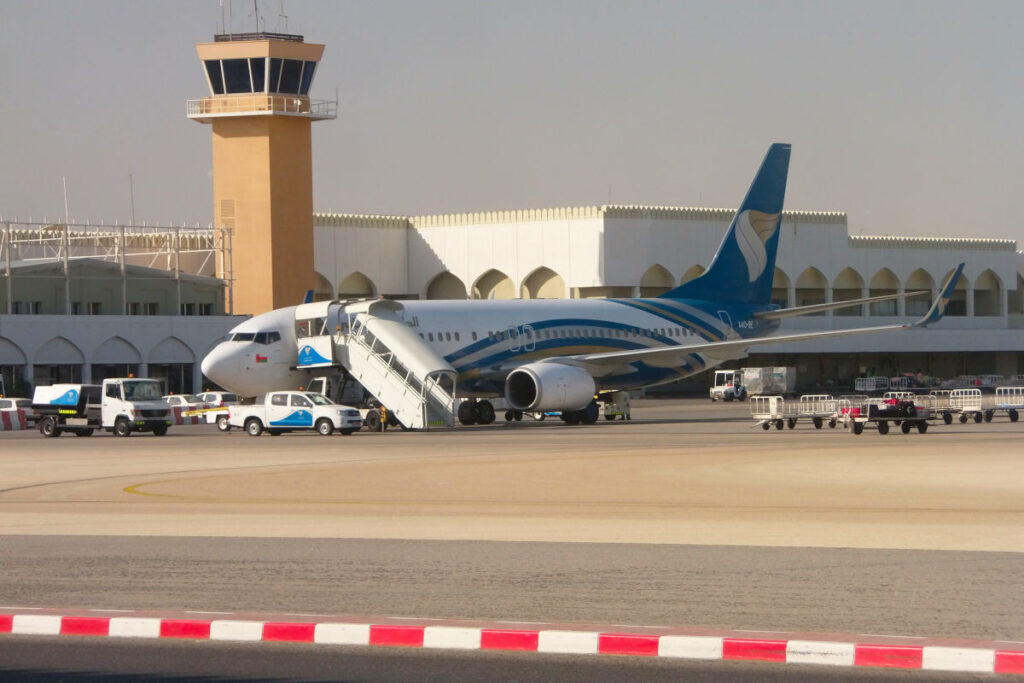 Zwischenstopp in Muscat – Teil der Reise nach Nepal Flugzeug am Flughafen in Muscat während eines Zwischenstopps auf dem Weg nach Nepal