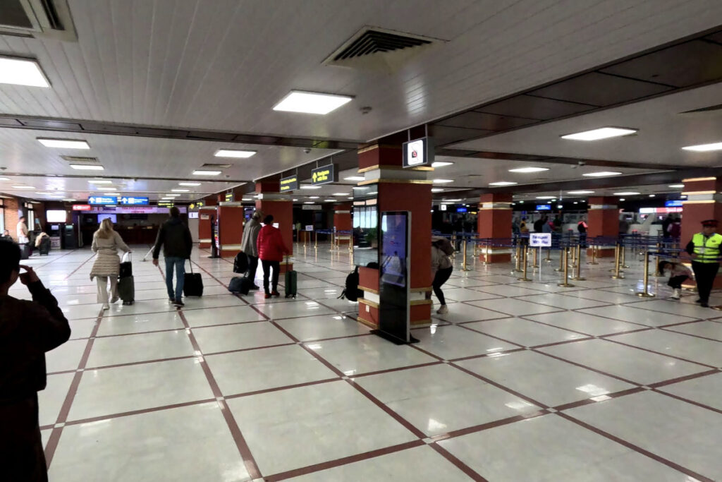 Ankunftshalle am Flughafen Kathmandu – Orientierung nach der Landung Ankunftshalle am Flughafen Kathmandu mit Reisenden auf dem Weg zur Immigration