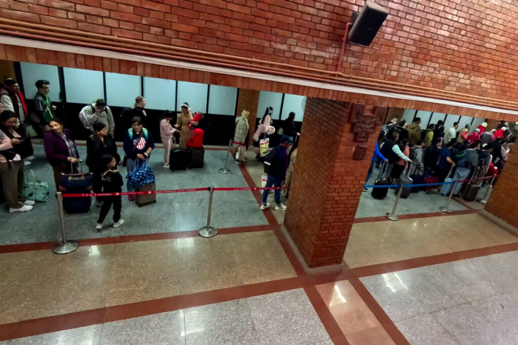 Warteschlange nach der Immigration am Flughafen Kathmandu Lange Warteschlange nach der Immigration am Flughafen Kathmandu vor der Gepäckausgabe