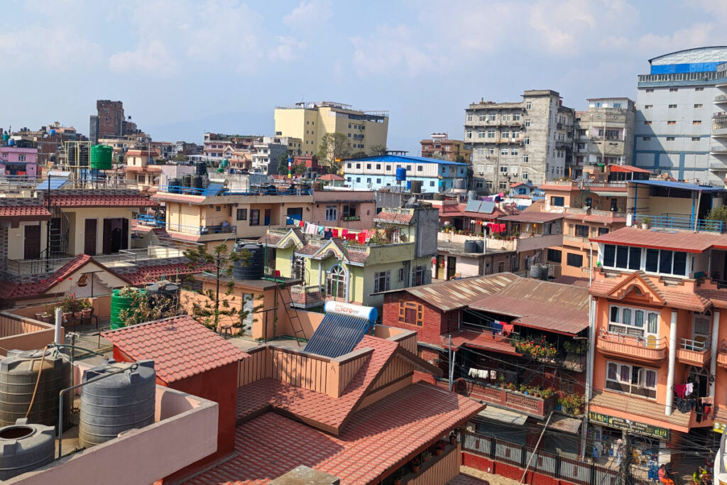 Dichte Bebauung in Kathmandu mit Wassertanks auf Hausdächern