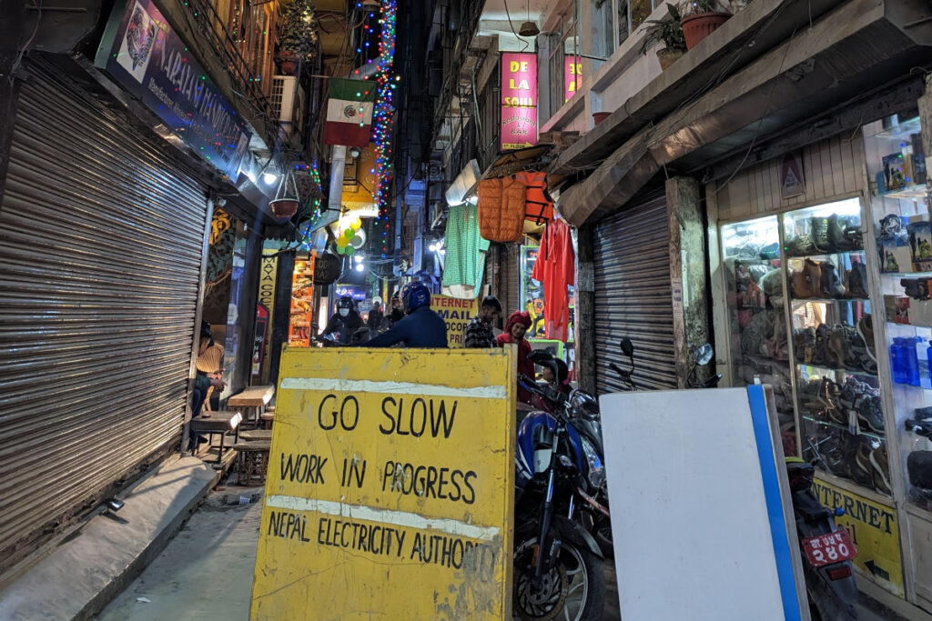 Enge Gasse in Thamel mit Baustelle und Schild „Work in Progress“