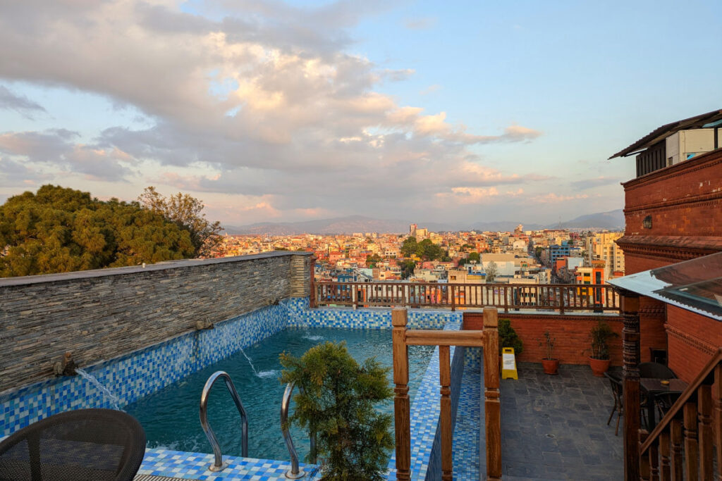 Luxus-Unterkunft in Kathmandu | Dachterrasse mit Blick über die Stadt Dachterrasse mit Pool und Blick über Kathmandu – ruhiger Moment in einer luxuriösen Unterkunft in Nepal
