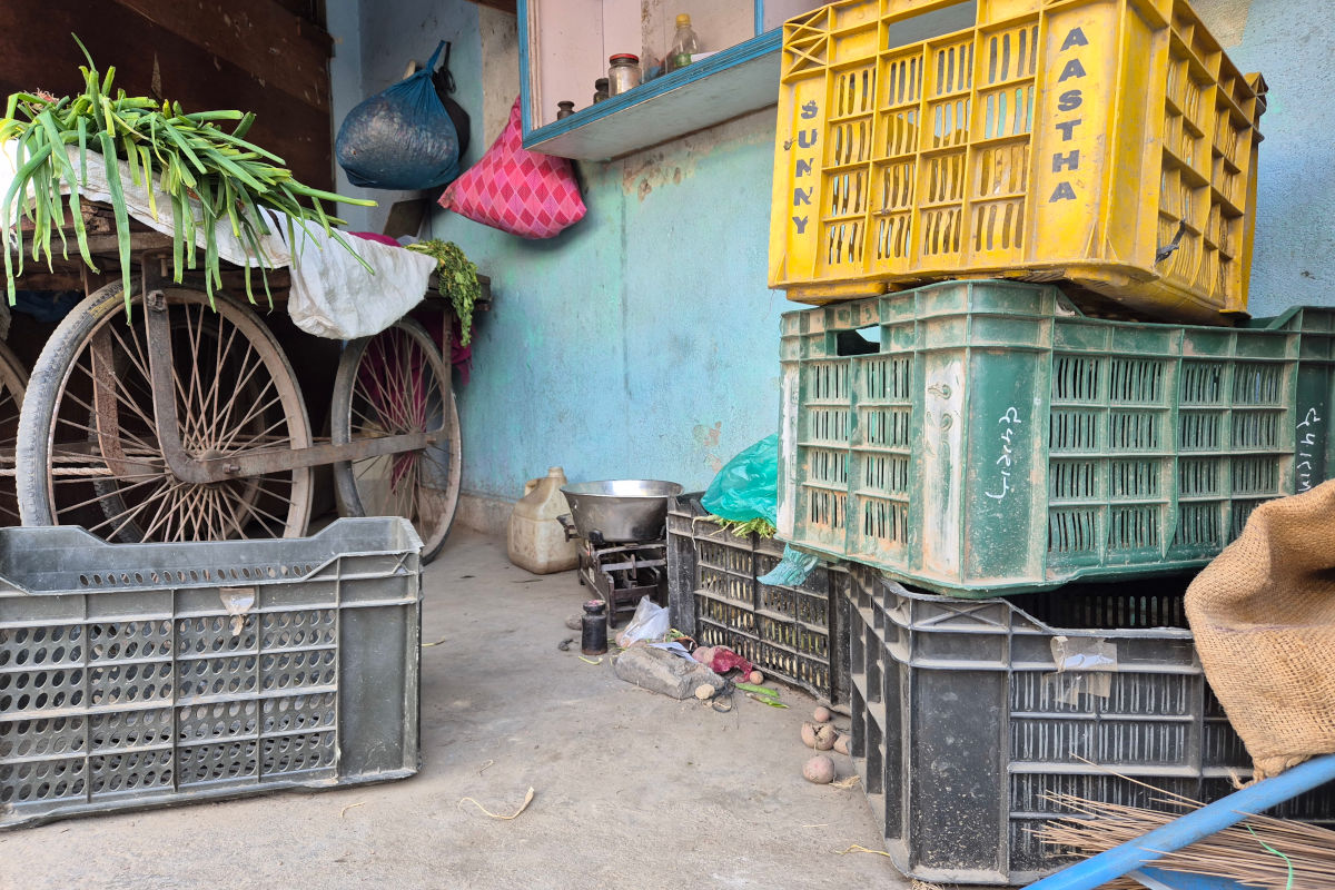 Kisten, Gemüse und Fahrrad vor einer farbigen Wand in Nepal