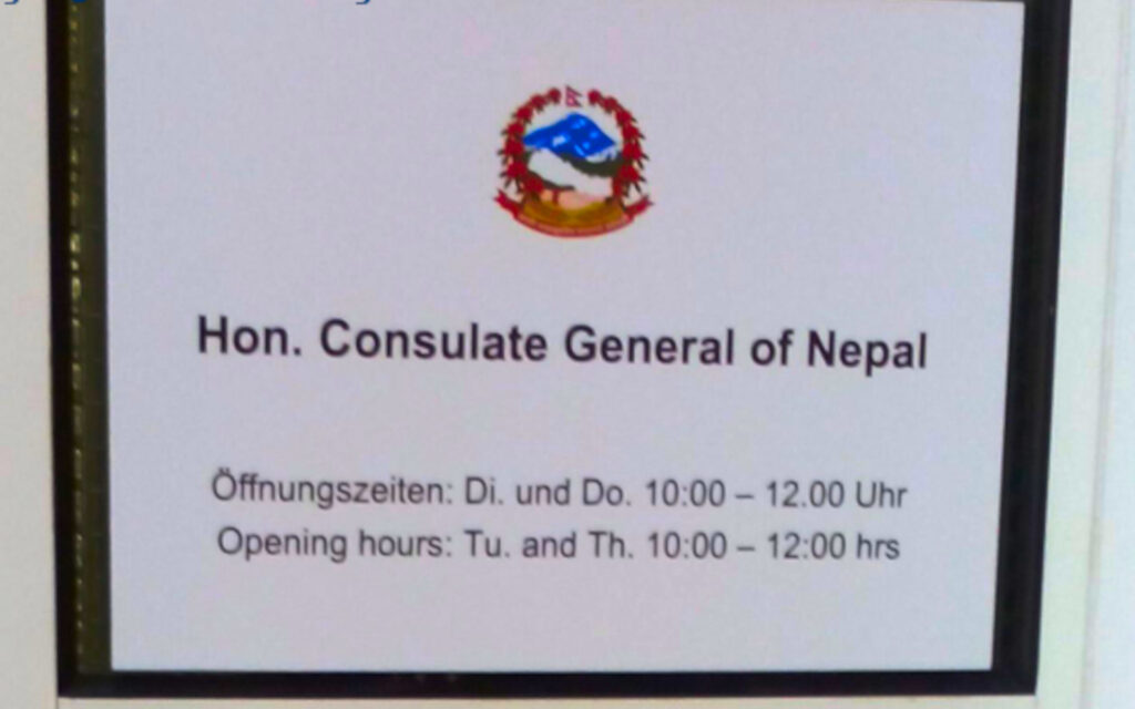 Konsulat Nepal – eingeschränkte Öffnungszeiten Schild eines nepalesischen Konsulats mit Öffnungszeiten an wenigen Tagen