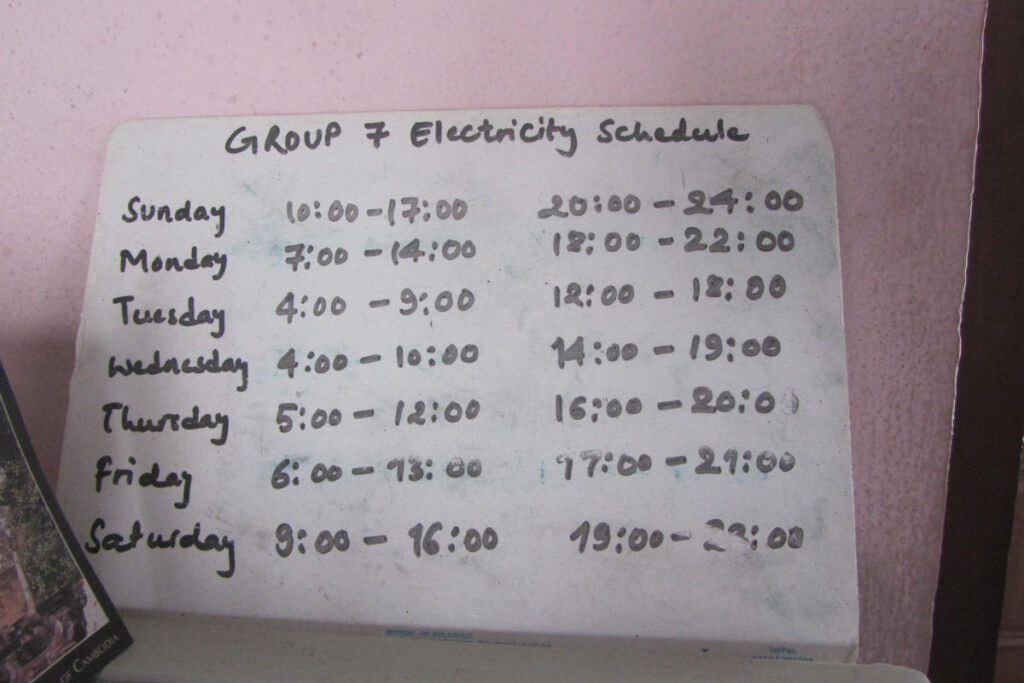 Handgeschriebener Stromabschaltungsplan (Load Shedding) in einem Homestay in Nepal