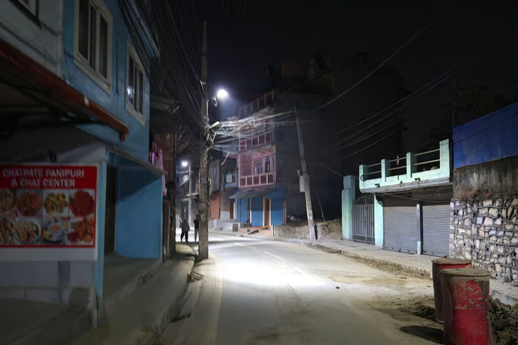 Straße in Kathmandu nach Einbruch der Dunkelheit Leere Straße bei Nacht in Kathmandu mit schwacher Beleuchtung