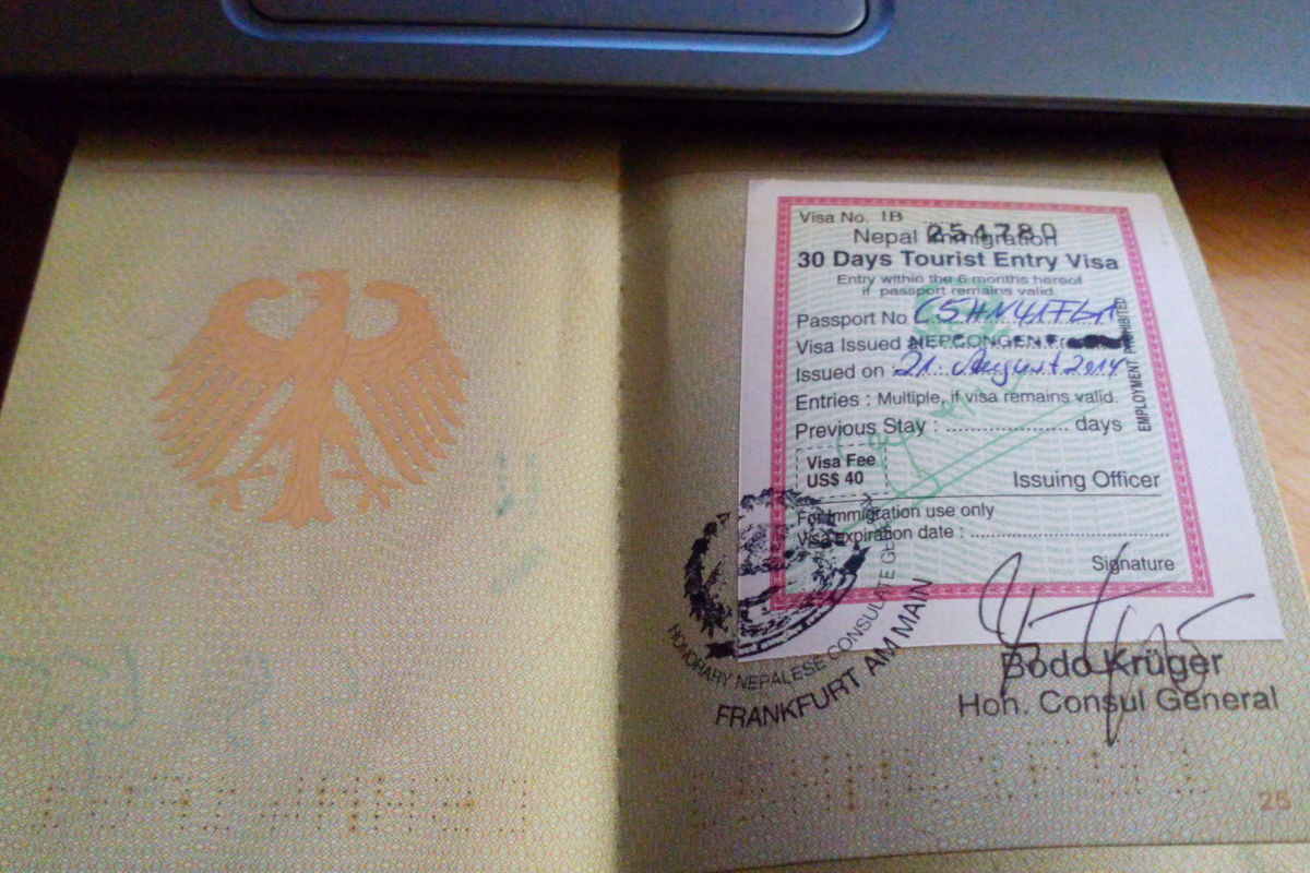 Nepal Touristenvisum im Reisepass mit Stempel eines Konsulats