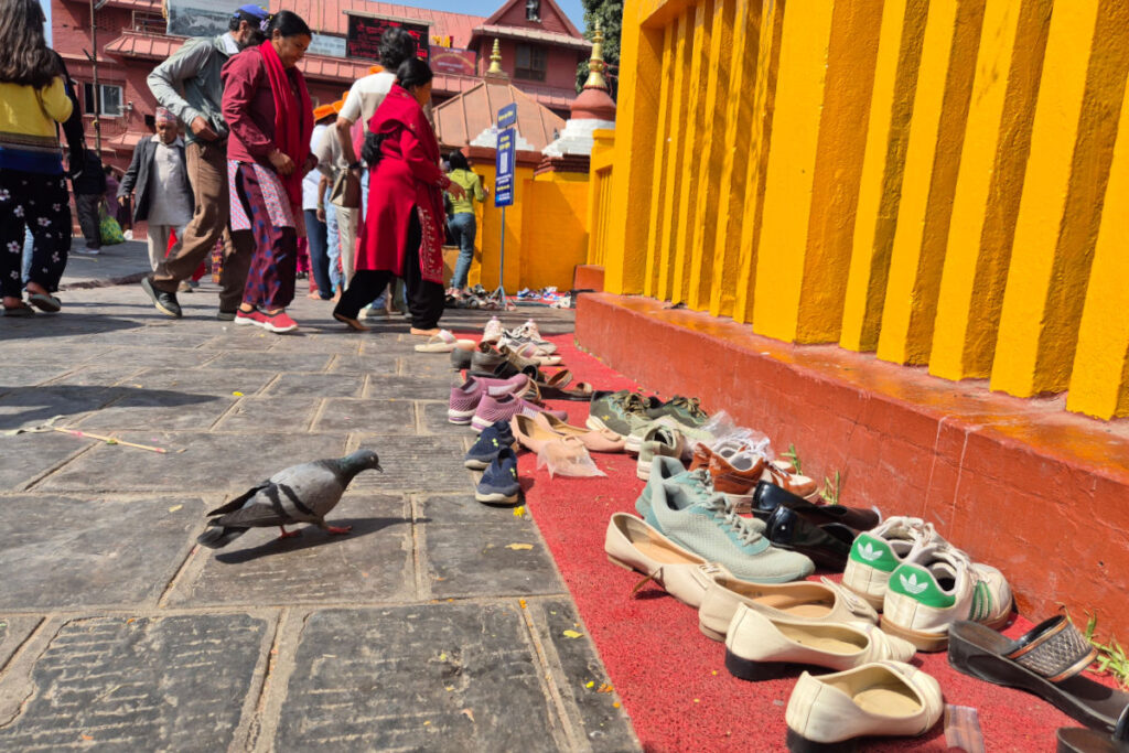 Schuhe vor einem Tempel in Nepal Schuhe vor einem Tempel in Nepal, Besucher gehen barfuß hinein
