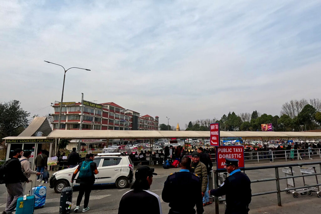 Flughafen Kathmandu Ausgang – Ankunftsbereich mit Taxis Ausgang des Flughafens Kathmandu mit wartenden Taxis und Reisenden