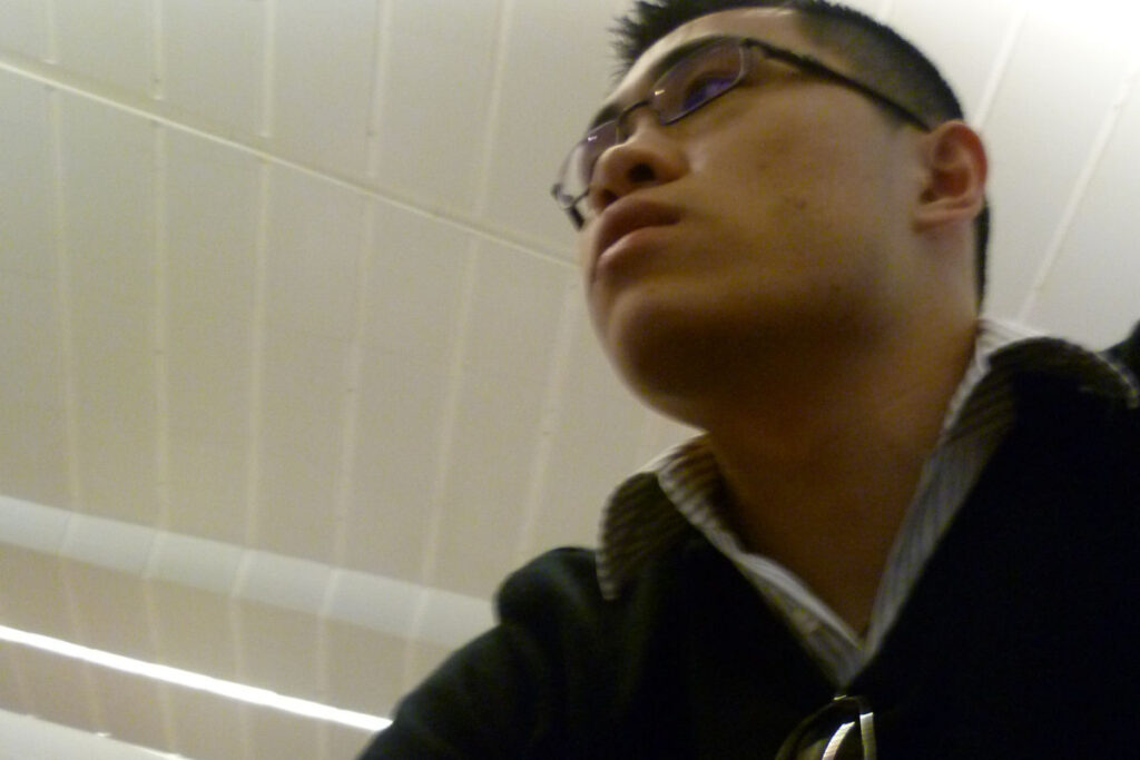 Transit in Delhi 2011 – erste Reise nach Nepal Müder Reisender während eines langen Transits am Flughafen Delhi auf dem Weg nach Nepal