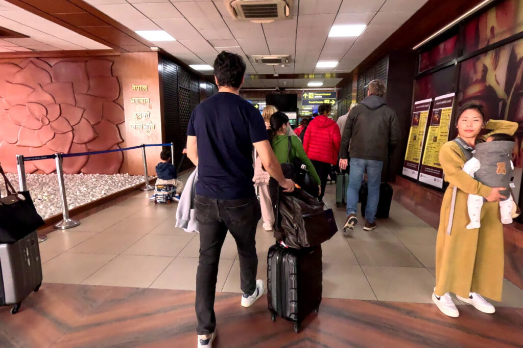 Im Terminal des Tribhuvan Airports in Kathmandu Reisende gehen im Ankunftsbereich des Tribhuvan Airports in Kathmandu in Richtung Immigration