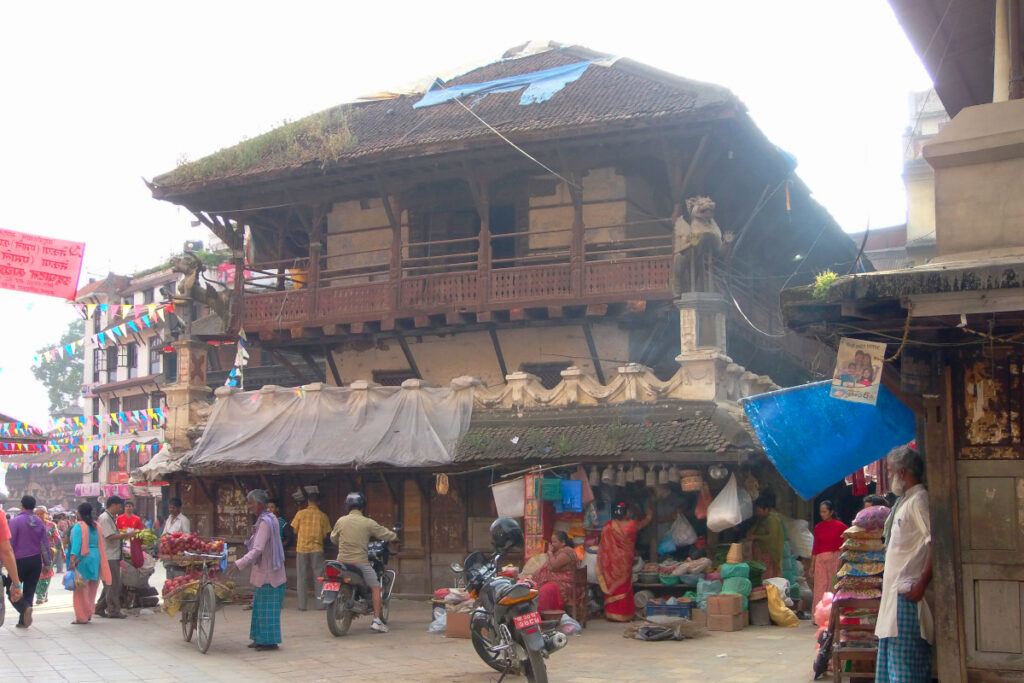 Unterwegs durch die Altstadt von Kathmandu Historische Gebäude und Marktstände in der Altstadt von Kathmandu