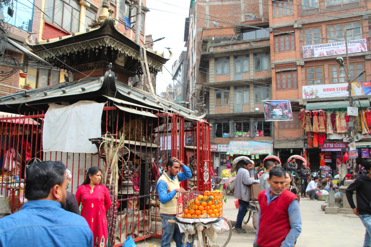 Straßenhandel und Tempel am Ason Markt in Kathmandu