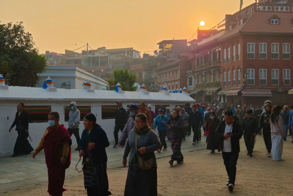 Kora am Boudhanath Stupa am frühen Morgen Zahlreiche Menschen laufen am frühen Morgen ihre Kora um den Boudhanath Stupa