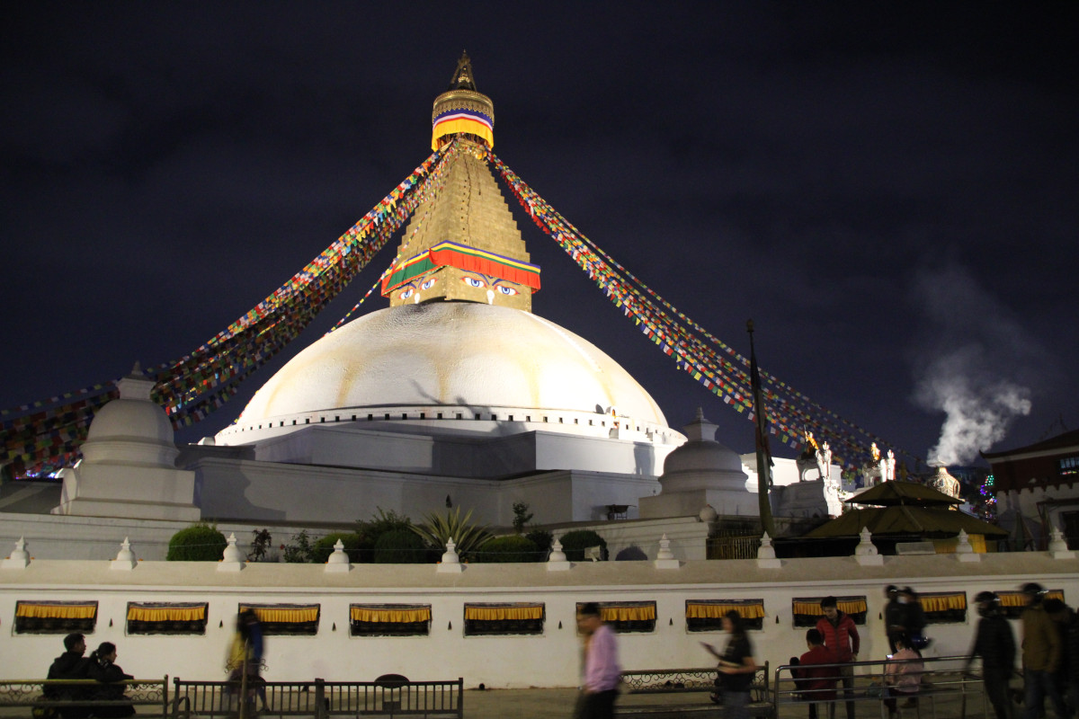 Beleuchteter Boudhanath Stupa bei Nacht in Kathmandu