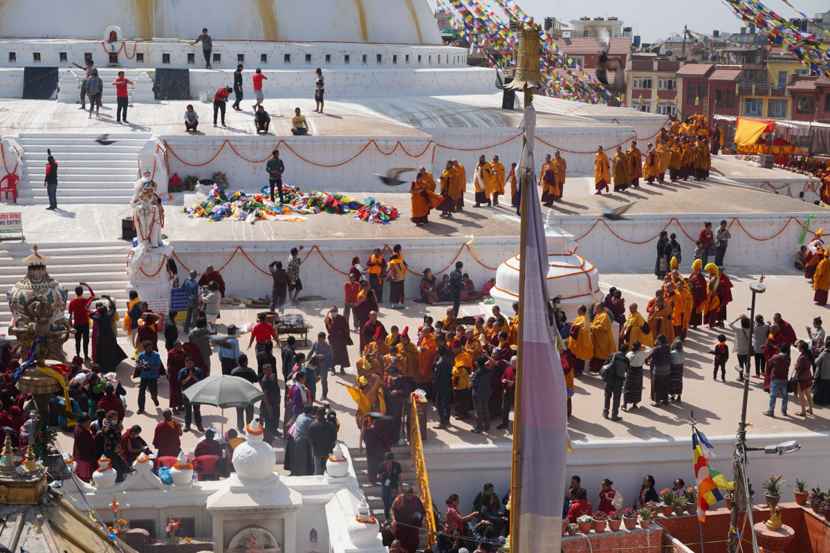 Buddhistische Mönche versammeln sich am Boudhanath Stupa in Kathmandu