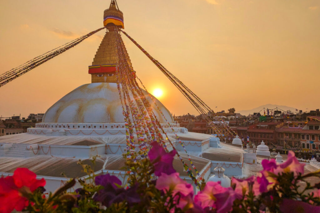 Boudhanath Stupa von einer Dachterrasse Blick von einer Dachterrasse auf den Boudhanath Stupa bei Sonnenuntergang