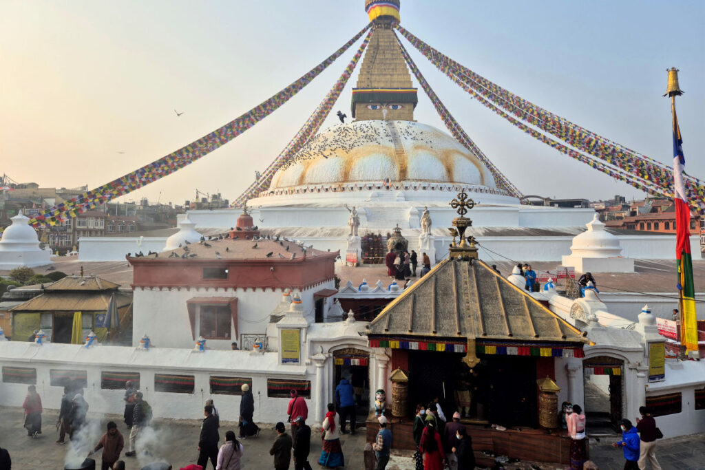 Boudhanath Stupa in Kathmandu Boudhanath Stupa mit Pilgern bei der Kora in Kathmandu