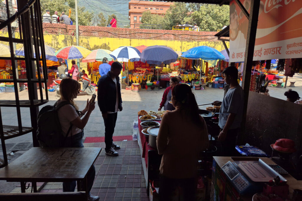 Snackstand und Marktstände am Budhanilkantha-Tempel in Kathmandu