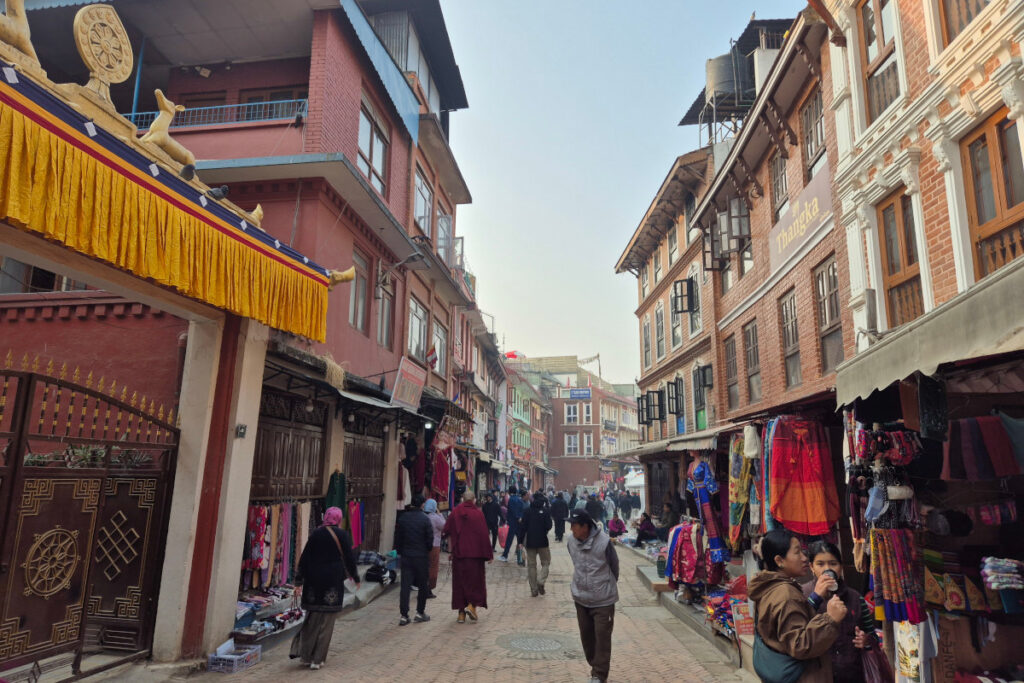 In den Gassen von Boudha in Kathmandu Belebte Gasse mit Geschäften und Passanten im Viertel Boudha in Kathmandu